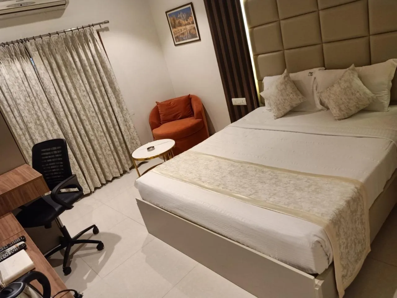DELUXE ROOM