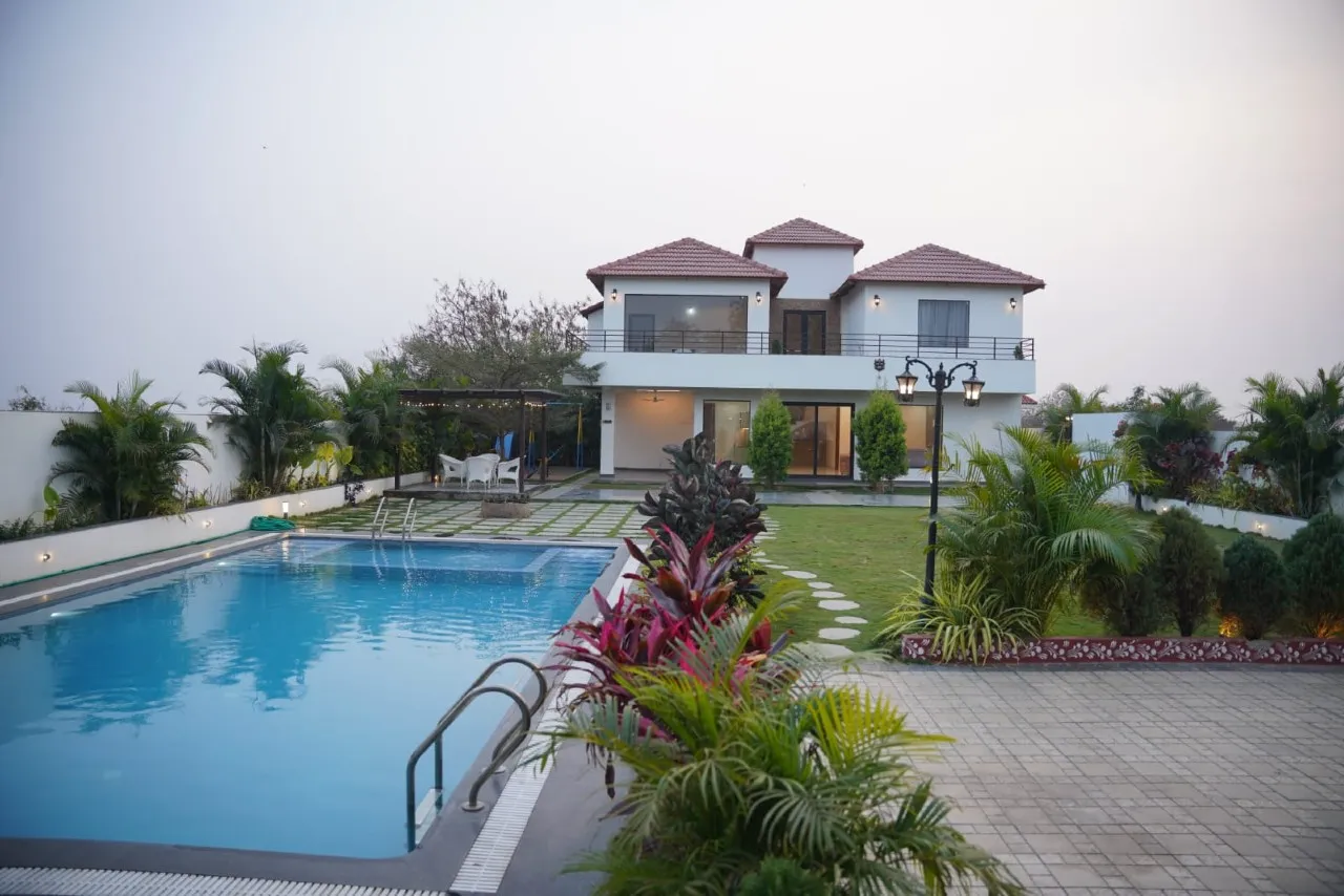 Private swimming pool at Kamalam Farm Stays, Moinabad
