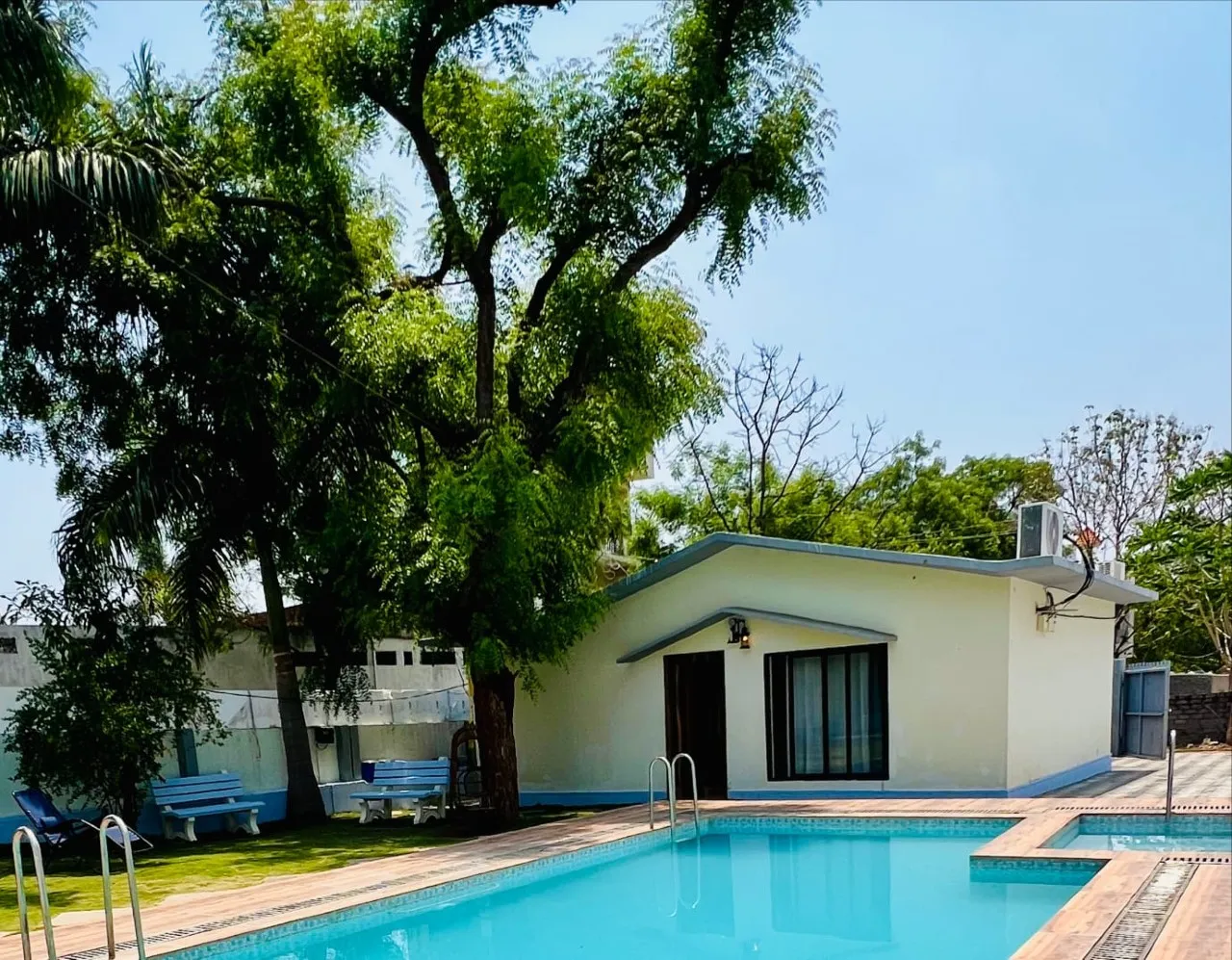 Private swimming pool at Candy Farm Stay, Moinabad
